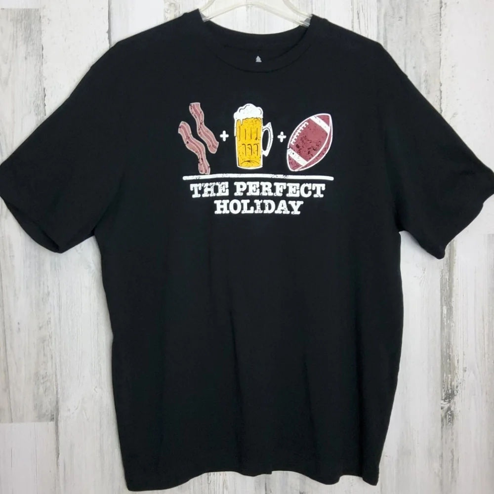 Holiday graphic t-shirt🏈‎